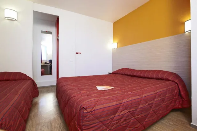 Standard, 1 Double and 1 Single Bed, Premiere Classe Cherbourg Tourlaville 2/10
