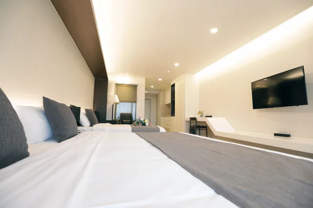 غرفة عائلية بسريرين منفصلين وسرير كينج وسرير فردي، The Qube Resort Jeju 1/5