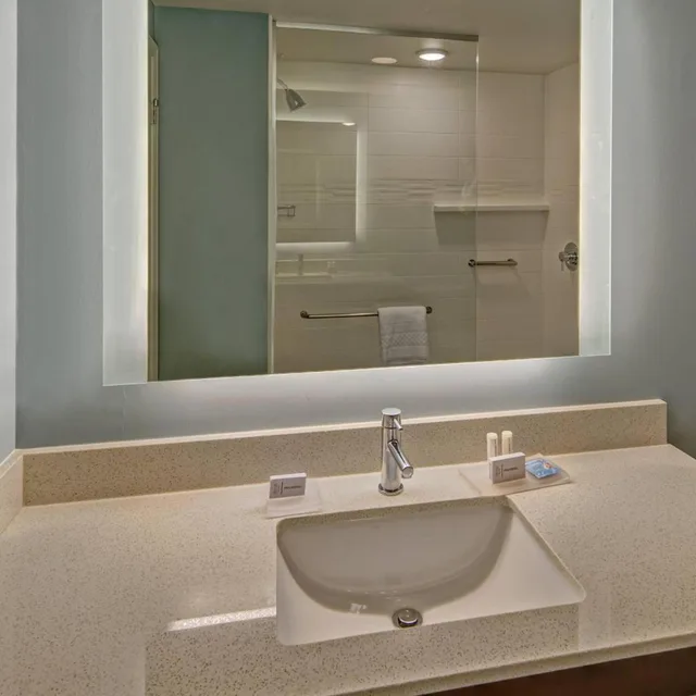 جناح بسرير كينج بغرفة نوم واحدة مع أريكة لذوي الإعاقة، Residence Inn Fort Lauderdale Pompano Beach Central 2/3