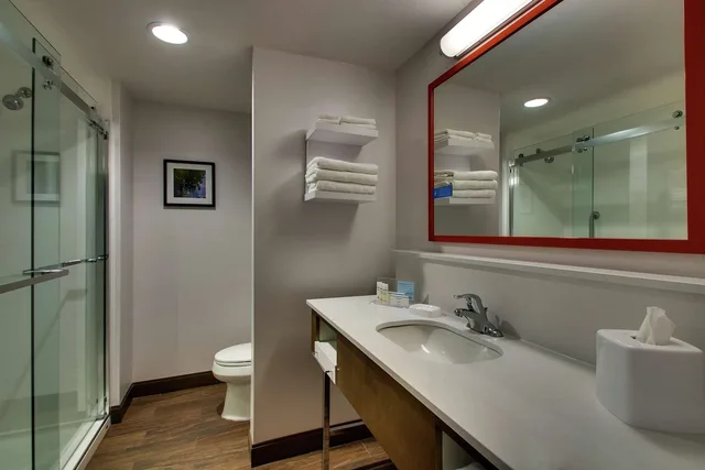غرفة بسرير كينج مع أريكة لذوي الإعاقة، Hampton Inn And Suites Southport 4/4
