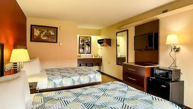 Deluxe, 2 Double Beds, Accessible, Motel 6 Atlanta Smyrna / Ballpark 5/6