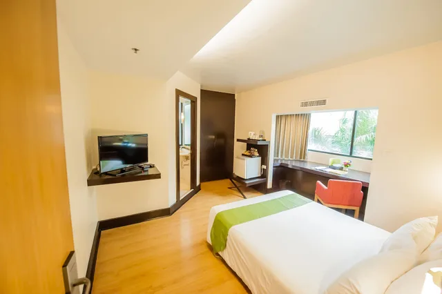 Standard, Queen Bed, The Seasons Bangkok Huamark 1/10