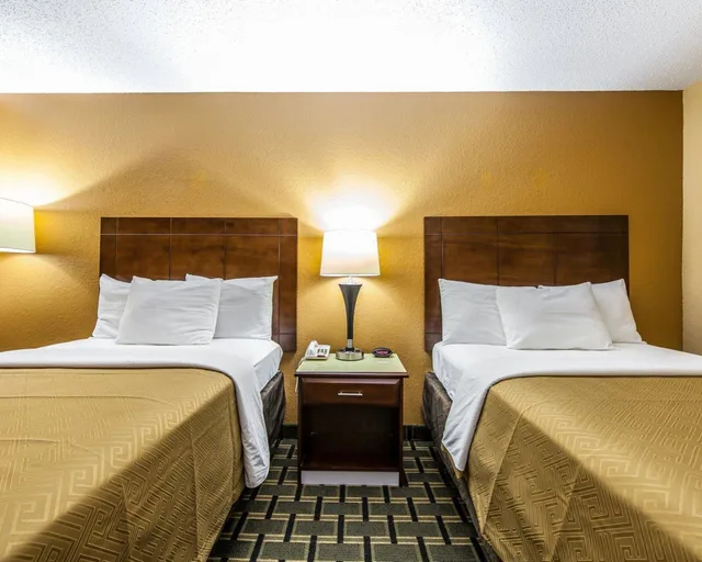 غرفة قياسية بسريرين مزدوجين، Econo Lodge Cartersville Emerson Lake Point 1/10
