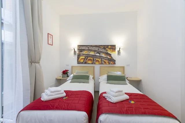 غرفة كلاسيكية رباعية بسريرين منفصلين بشرفة مع أريكة، Flatinrome Deluxe Rooms 5/10
