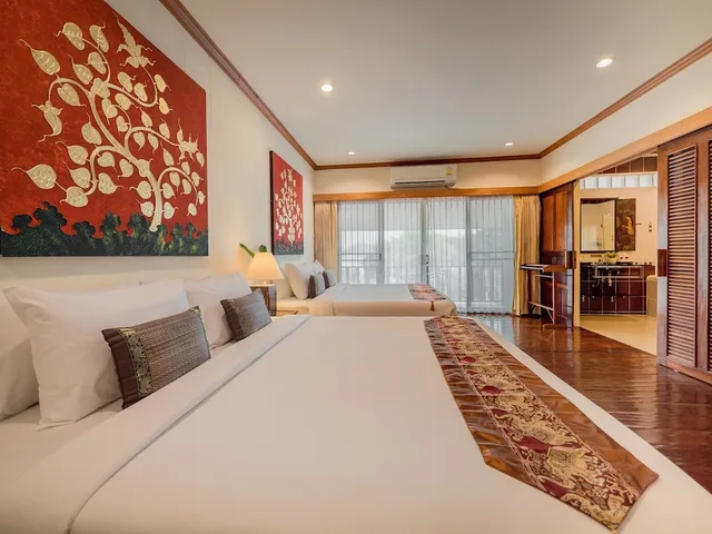 غرفة جونيور رباعية بسرير كينج وسريرين منفصلين، Chiangkhan River Mountain Resort 2/3