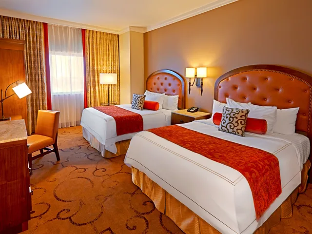 غرفة فاخرة بسريرين كوين، River City Casino Hotel 1/2