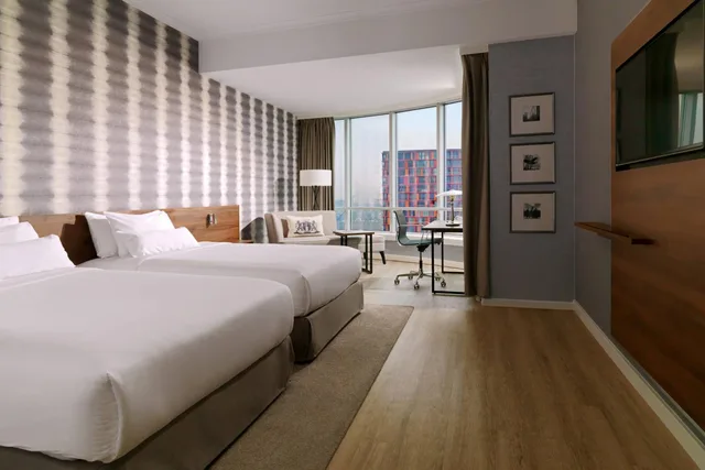 غرفة تنفيذية بسريرين منفصلين مع دخول صالة النادي، Rotterdam Marriott Hotel 2/3
