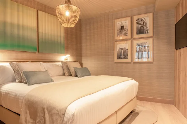 Deluxe, Penthouse, King Bed, The Valentia Corretgeria 2/4