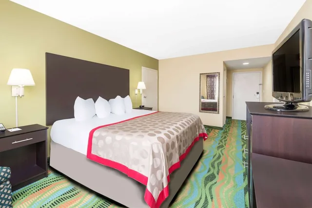 غرفة بسرير كينج، Ramada By Wyndham Vandalia 4/6