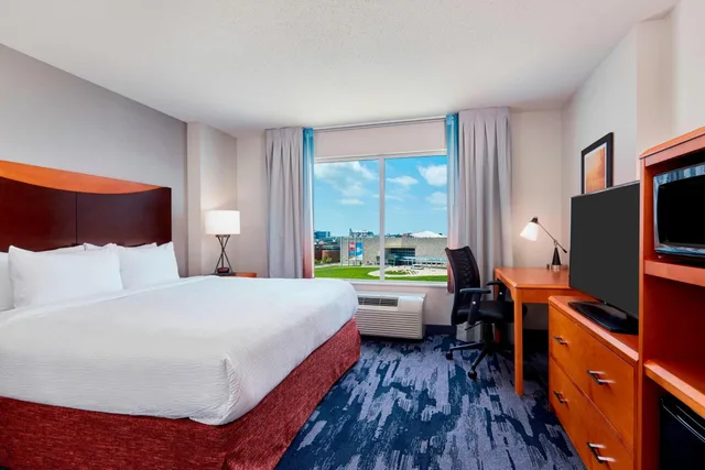Guest Room, King Bed, Skyline View, Top Floor, Fairfield Inn And Suites Indianapolis Downtown 1/8
