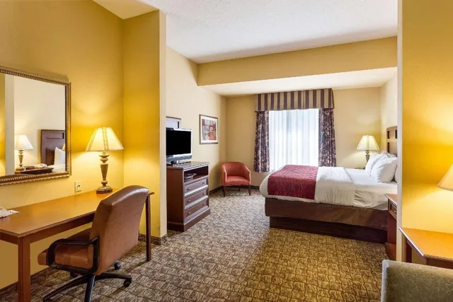 غرفة عائلية بسرير كينج وسرير كوين مع أريكة، Comfort Inn & Suites Blytheville, AR 7/8