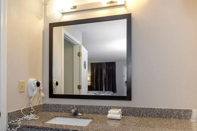 غرفة قياسية بسرير كينج للمدخنين، Econo Lodge Defuniak Springs I-10 3/3