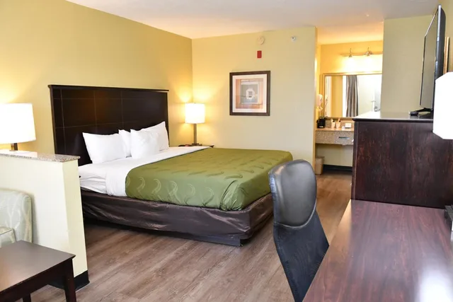 جناح بسرير كينج مع أريكة، Quality Inn & Suites Greenville I-65 1/8