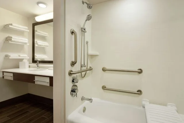 جناح بسريرين مزدوجين بحوض استحمام لذوي الإعاقة، Hampton Inn and Suites Springdale 2/3