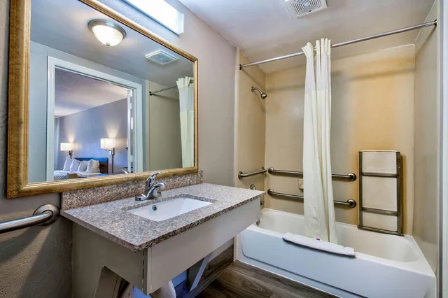 غرفة بسرير كينج لذوي الإعاقة، Red Roof Inn Birmingham - Highway 280 4/7