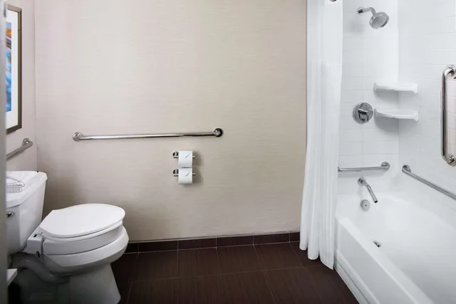 Room, King Bed, Executive Level, Bathtub, Accessible، Hilton Albany 5/7