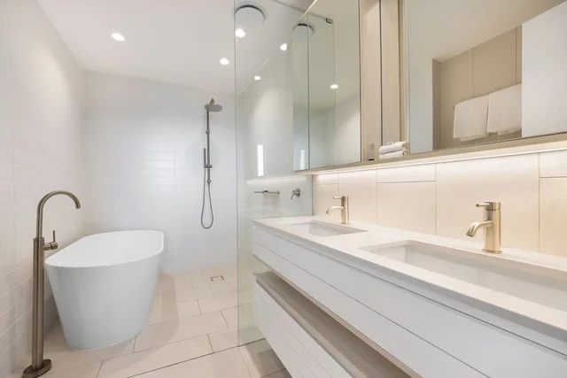 غرفة بريميوم بسرير كينج وسريرين منفصلين بإطلالة على البحر بغرفتي نوم، ULTIQA Signature at Broadbeach 5/6