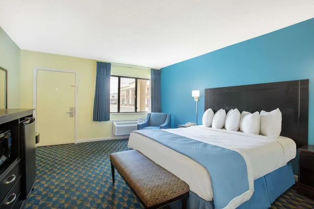 غرفة قياسية بسرير كينج للمدخنين، Days Inn by Wyndham Wrightstown 2/10