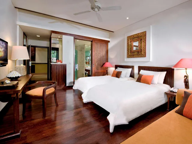 غرفة ديلوكس بسريرين منفصلين بإطلالة على المسبح، Novotel Bali Benoa 1/3