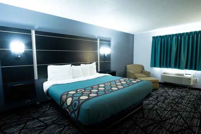 غرفة بسرير كينج لذوي الإعاقة، Asteria Inn and Suites 2/5