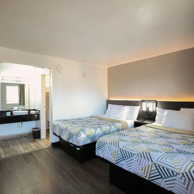 2 Queen Beds Mob Acc RI Shwr Nsmk Micfridg، Motel6 Sacramento, CA - Central 2/10