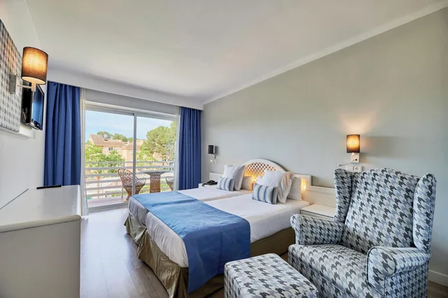 غرفة بسرير مزدوج بإطلالة على المسبح بشرفة، Hotel ROC Oberoy Adults Only +16 3/5