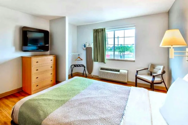 Queen Bed with Queen Sofa Sleeper Bed with Kitchenette Non - Smoking، Oyo Townhouse Sulphur,LA Extended Stay I-10 3/5
