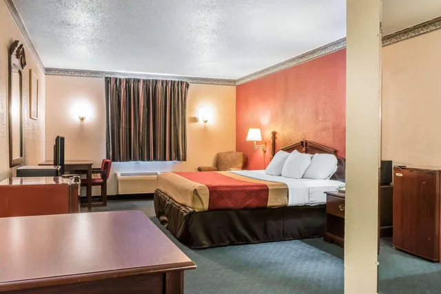 غرفة بسرير كينج، Econo Lodge Airport Reading PA 1/4