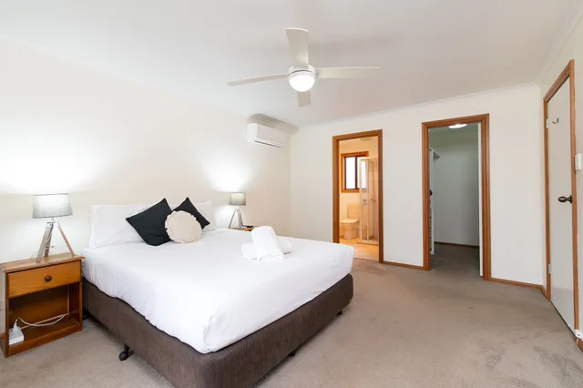 غرفة ديلوكس بسرير كوين وأسرّة بطابقين، Adelaide Caravan Park 1/4