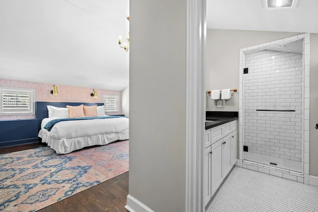 Anthony, Deluxe, Single, King Bed، Germantown Inn 6/10