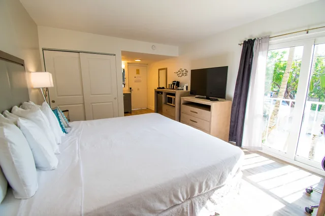 Premier, King Bed, Bay View, French Balcony، Bayside Inn Key Largo 1/5