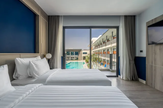 غرفة ديلوكس عائلية بسرير كوين وسرير فردي، Seabed Grand Hotel Phuket 1/3