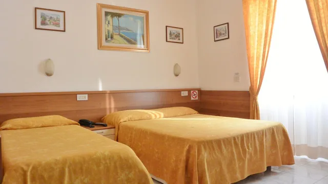 غرفة ثلاثية، Hotel Mignon 1/7