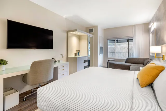 غرفة بسرير مزدوج، Cambria Hotel Calabasas - Malibu 2/3