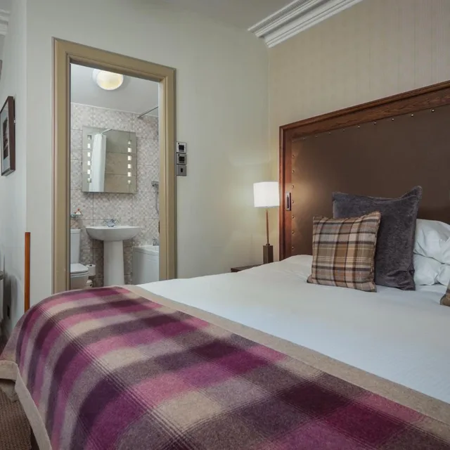 Guest Room, King Bed, Cairngorm Hotel 4/5