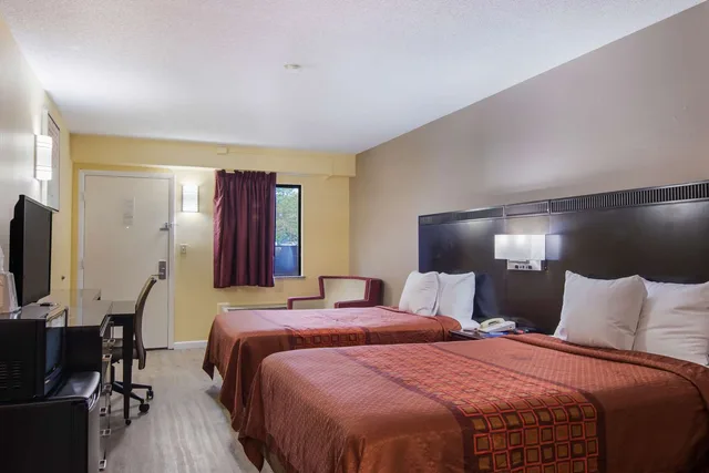 غرفة بسريرين مزدوجين، Rodeway Inn and Suites Monroeville Pittsburgh 1/2