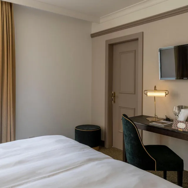 Double Bed, Cresta Palace 3/7