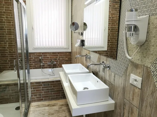غرفة ديلوكس بسرير كوين وسرير فردي بحوض استحمام، Residence Eleonora 7/7