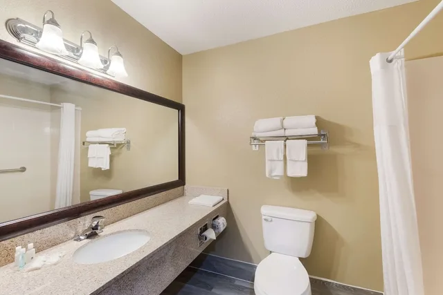 غرفة بسرير مزدوج لذوي الإعاقة، Quality Inn Upper Sandusky OH 3/5