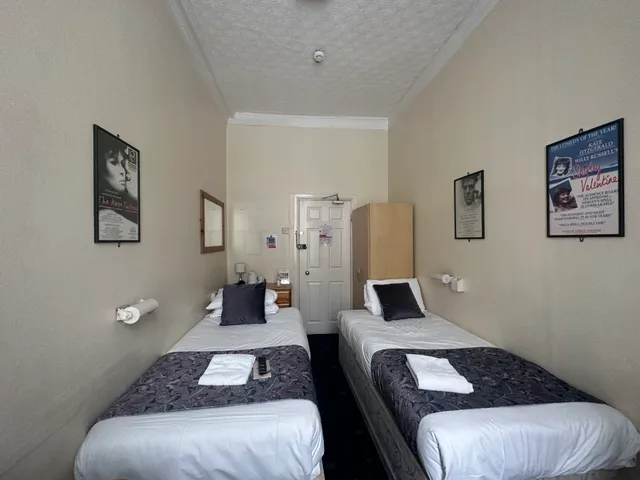 غرفة بسريرين منفصلين بحمام مشترك، Arran House Hotel 1/6