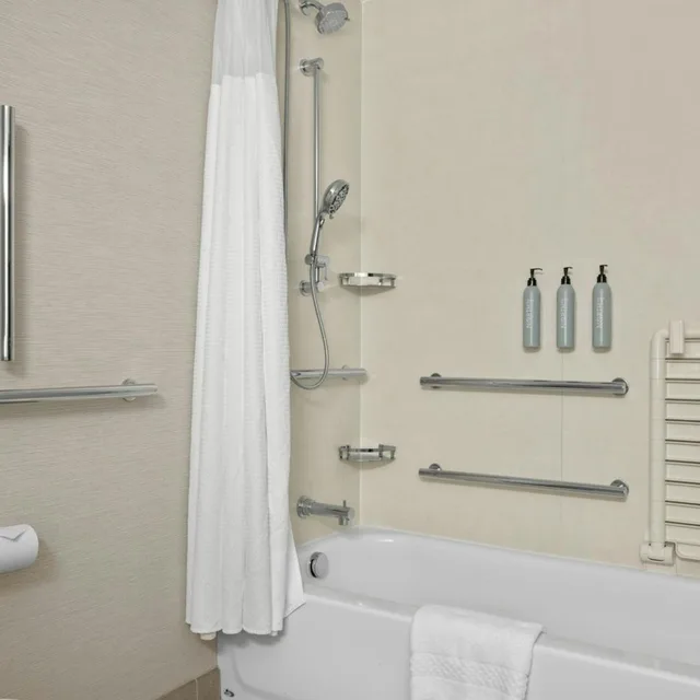 غرفة بسرير كينج مع أريكة بحوض استحمام لذوي الإعاقة، Courtyard Pocatello 4/4