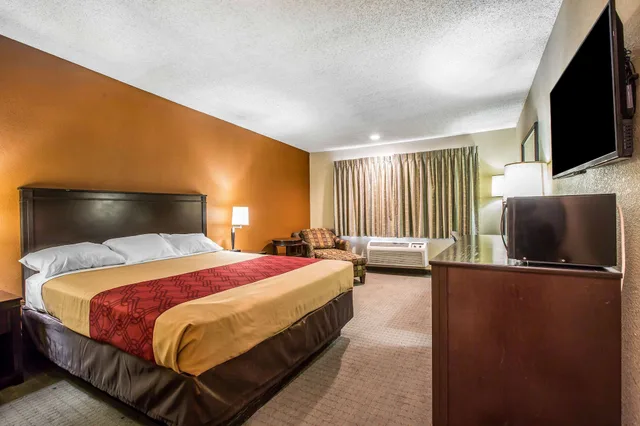 غرفة بسرير كينج، Baymont by Wyndham Ontario 2/4