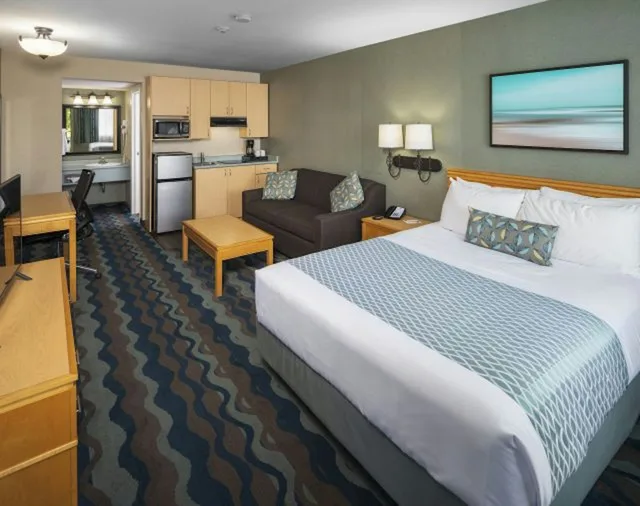 Room, Queen Bed, Kitchenette, Accent Inn Vancouver Airport 1/1