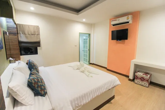 غرفة بسرير كينج بإطلالة على الجبل بشرفة، IP Plus Resort Chanthaburia - Halal Hotel 2/4