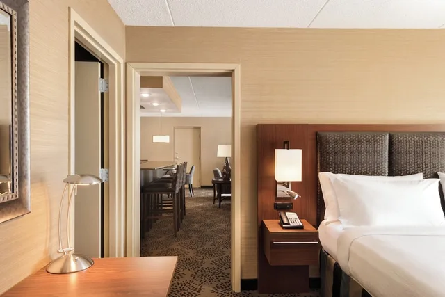Suite, King Bed, Living and Dining Areas، Holiday Inn Hotel And Suites Des Moines Northwest 1/3