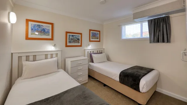 جناح عائلي بسرير كوين وسريرين منفصلين بغرفتي نوم، Tumut Farrington Motel 2/2