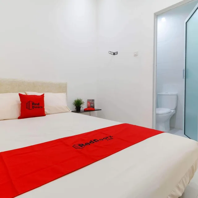 Reddoorz, Double Bed، Reddoorz Plus Kapuk Business Park 2/10