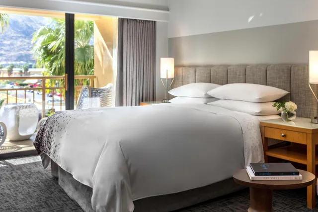 جناح بسرير كينج بإطلالة على المسبح مع أريكة، Renaissance Palm Springs 2/4