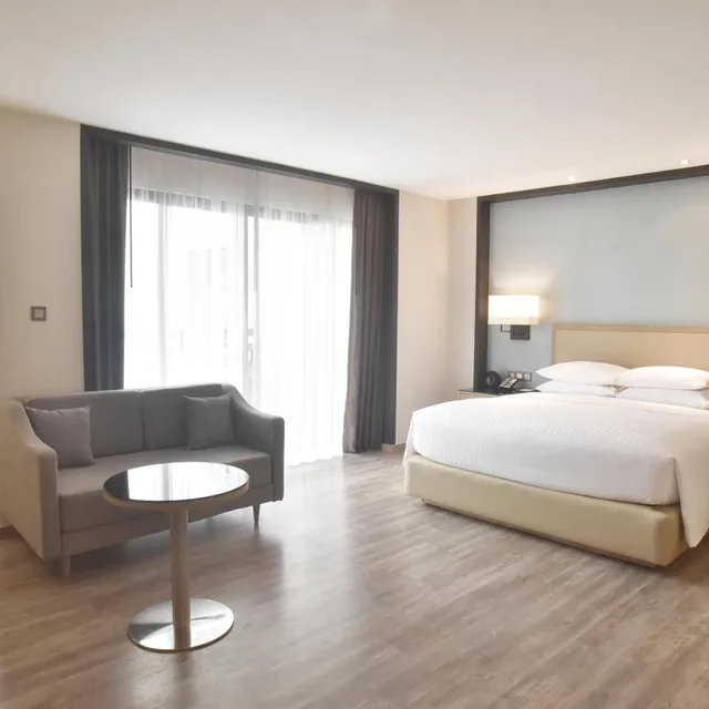 غرفة تنفيذية بسرير كينج بشرفة، COURTYARD BY MARRIOTT SIEM REAP RESORT 5/10