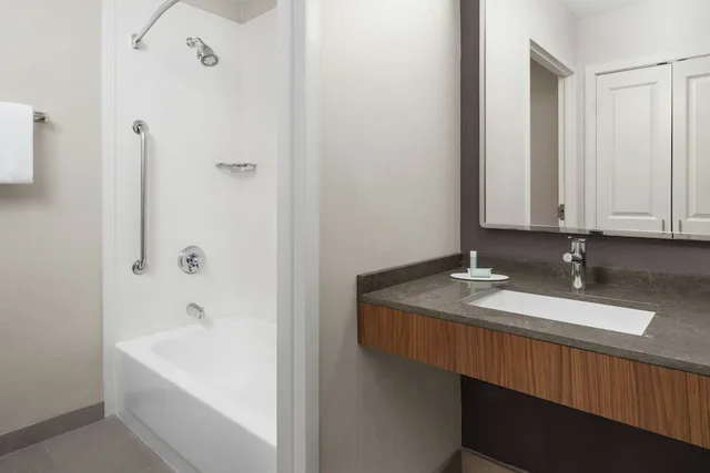 غرفة ركنية بسرير كينج مع أريكة لذوي الإعاقة، Courtyard Charlotte City Center 4/6